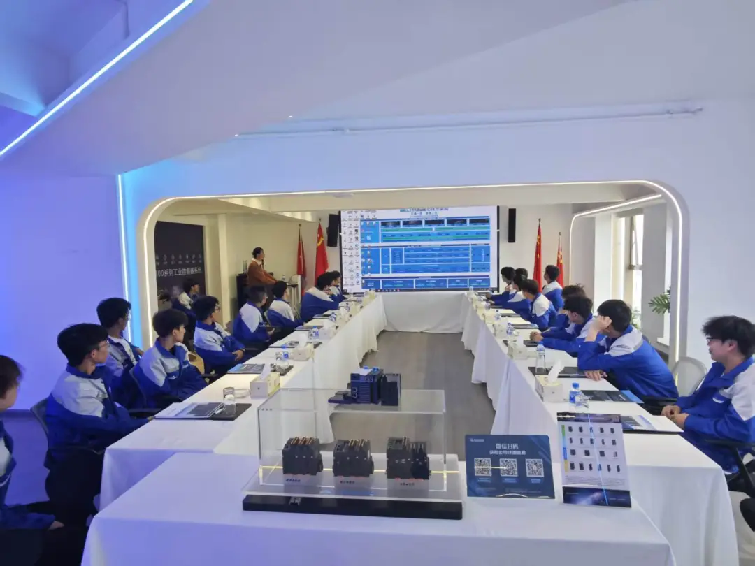 昆明工业职业技术学院电气学院师生走进YY易游官网科技发展认知实习